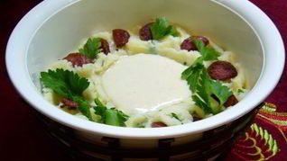 Теплый салат из картофельного пюре с чоризо