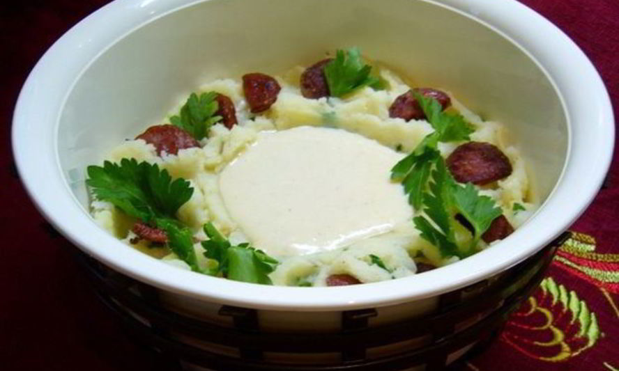 Рецепт теплого салата из картофельного пюре с чоризо