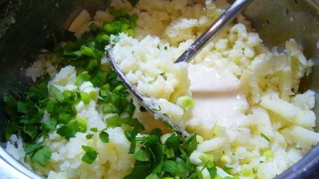 теплый салат из картофельного пюре с чоризо