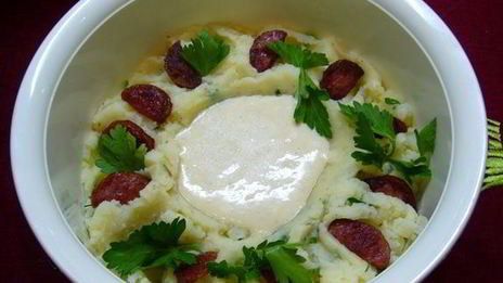 теплый салат из картофельного пюре с чоризо