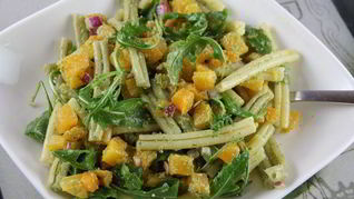 Теплый салат из пасты с тыквой и песто из грецких орехов и шалфея