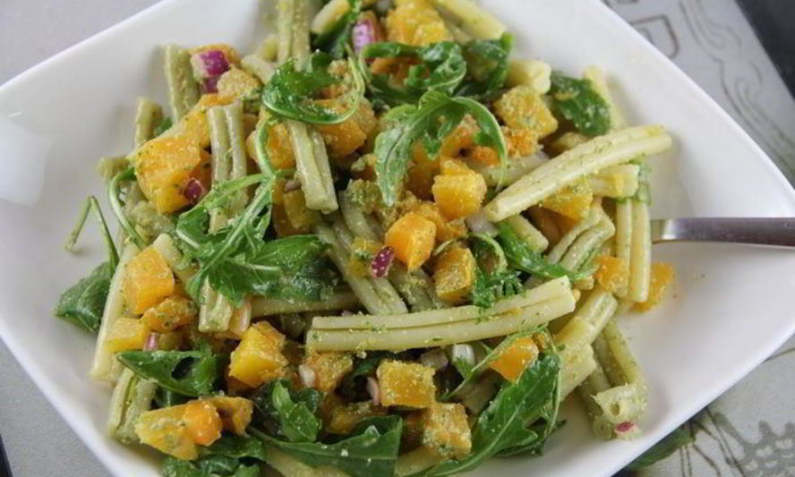 Рецепт теплого салата из пасты с тыквой и песто из грецких орехов и шалфея