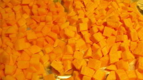 теплый салат из пасты с тыквой и песто из грецких орехов и шалфея