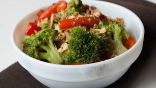 Теплый салат из перца и брокколи