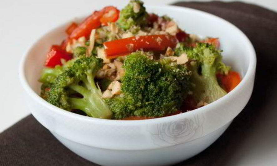 Рецепт теплого салата из перца и брокколи