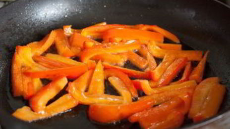 теплый салат из перца и брокколи