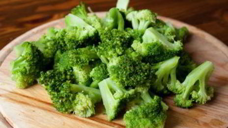 теплый салат из перца и брокколи