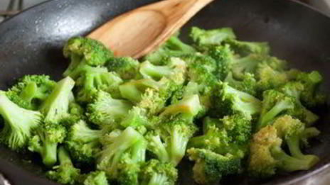 теплый салат из перца и брокколи