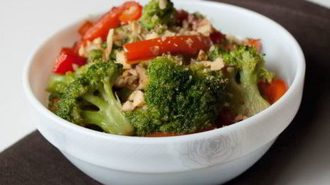 теплый салат из перца и брокколи