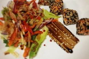 Теплый салат с лососем и соусом унаги