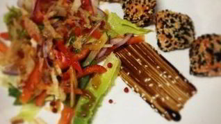 Теплый салат с лососем и соусом унаги