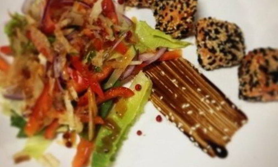 Рецепт теплого салата с лососем и соусом унаги