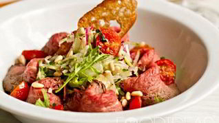 Теплый салат с ростбифом и миксом салата