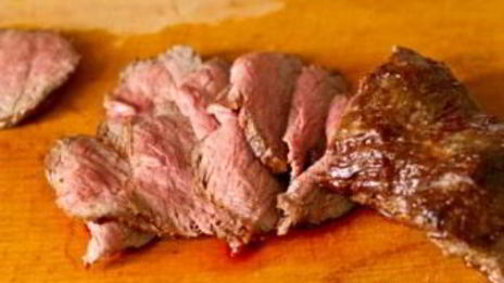 теплый салат с ростбифом и миксом салата