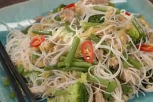 Теплый салат со свининой