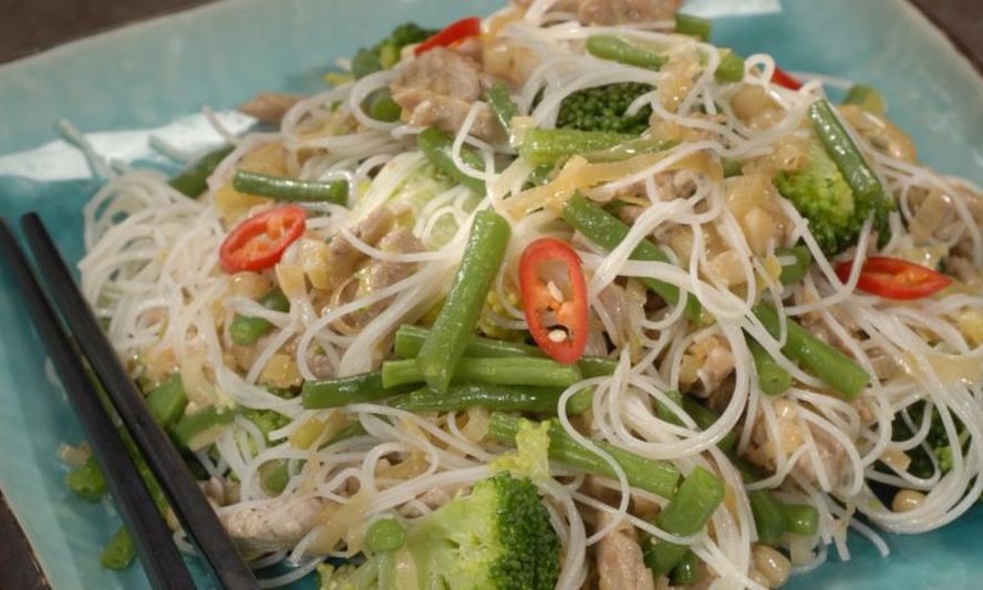 Рецепт теплого салата со свининой