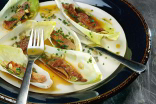 Телячья печенка с цикорием и тыквенным винегретом