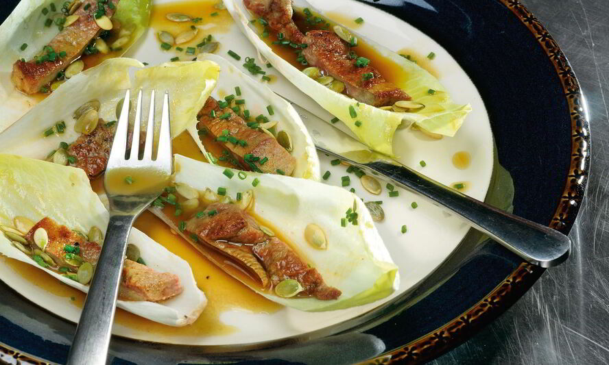 Рецепт телячьей печенки с цикорием и тыквенным винегретом