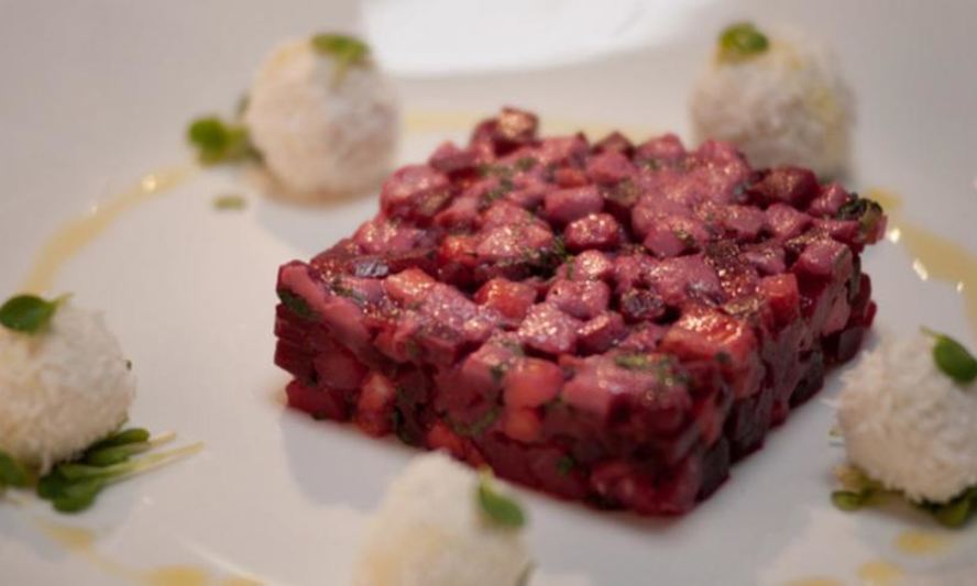 Рецепт винегрета из тунца, клубники и мяты с конфетами из козьего сыра