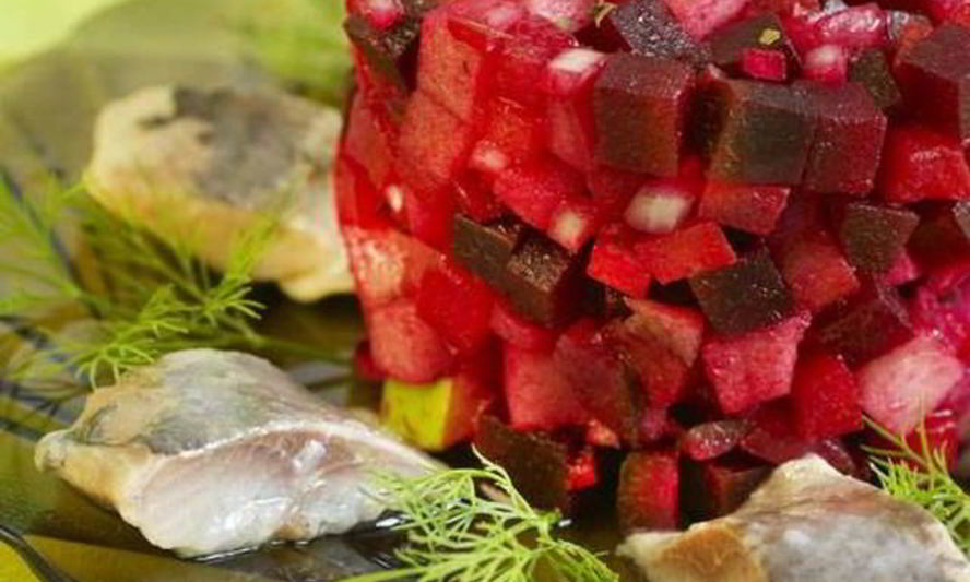 Рецепт винегрета с яблоками и сельдью