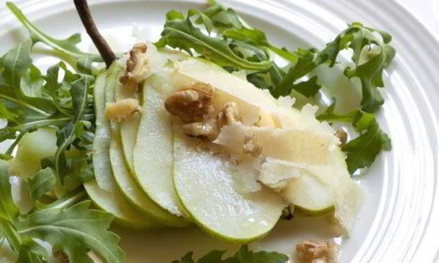 Рецепт зеленого салата с грушами, пармезаном и винегретом из черного чая