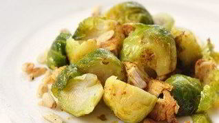 Жареная брюссельская капуста с кедровыми орешками в бальзамическом винегрете