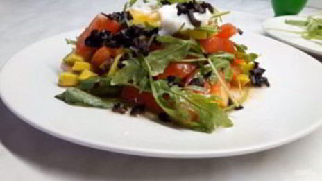 вкусный салат из авокадо с яйцом пашот