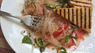 Вьетнамский салат из рисовой лапши с тофу