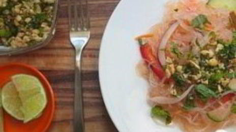 вьетнамский салат из рисовой лапши с тофу