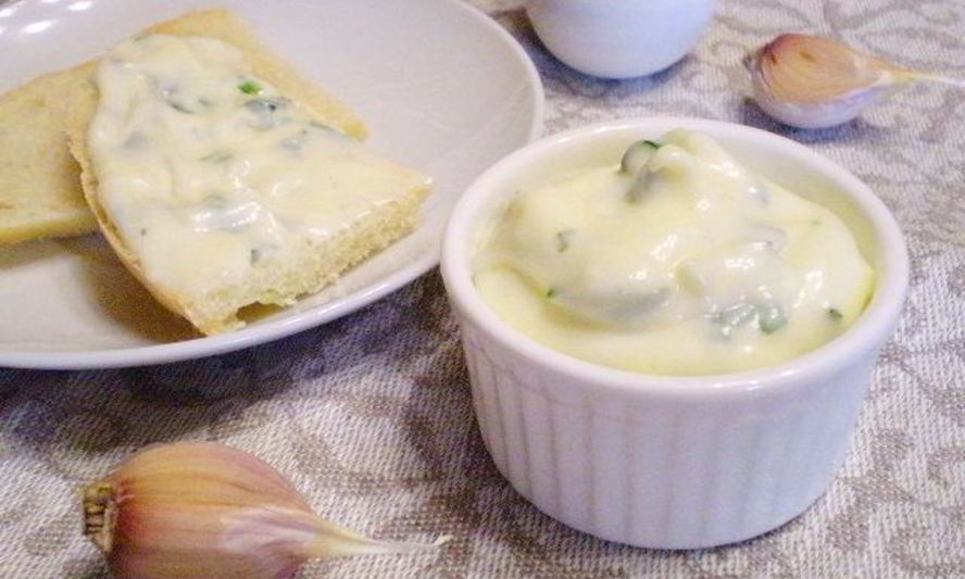 Рецепт домашнего майонеза на курином яйце с чесноком и зеленью