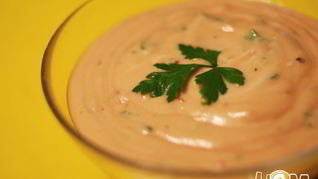 Розовый соус с чесноком и зеленью