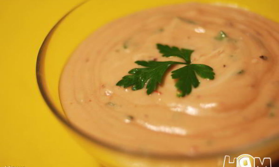 Рецепт розового соуса с чесноком и зеленью