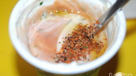 розовый соус с чесноком и зеленью