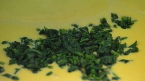 салатная заправка с листьями редиса