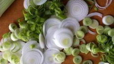 сливочный соус с луком и мангольдом