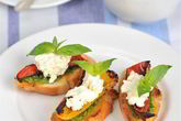 Брускетта с соусом песто, запеченными перцами и козьим сыром