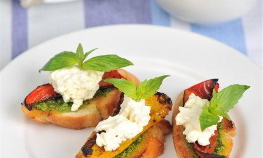 Рецепт брускетты с соусом песто, запеченными перцами и козьим сыром