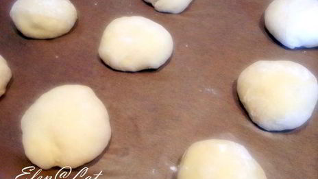 булочки с соусом песто