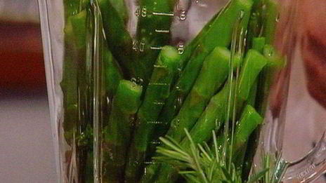 филе говядины со спаржевым песто под соусом b arnaise