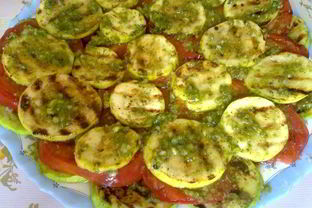 Кабачки и помидоры — гриль с соусом песто