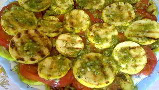 Кабачки и помидоры — гриль с соусом песто