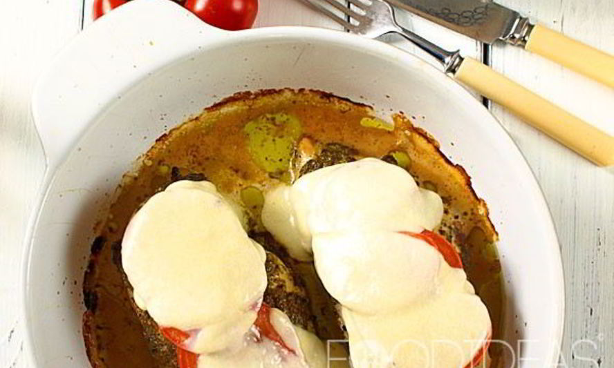 Рецепт куриной грудки с соусом песто, помидорами и моцареллой