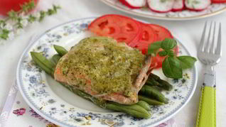 Лосось с соусом песто