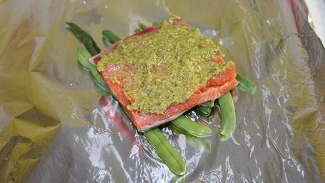 лосось с соусом песто