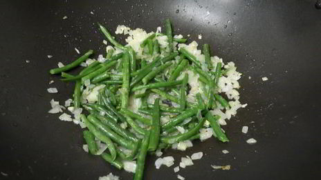 паста с креветками и фасолью под соусом песто