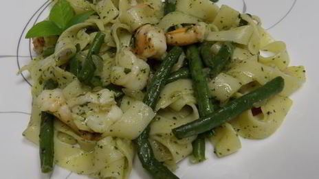 паста с креветками и фасолью под соусом песто