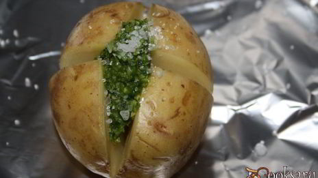 печеный картофель с соусом песто