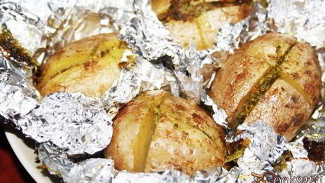 печеный картофель с соусом песто