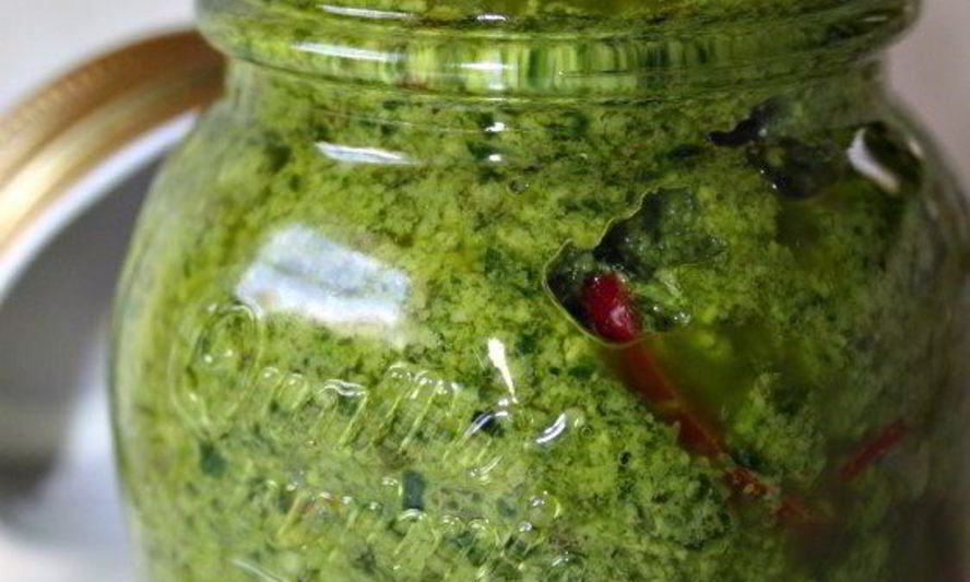 Рецепт песто из зелени петрушки с перцем чили