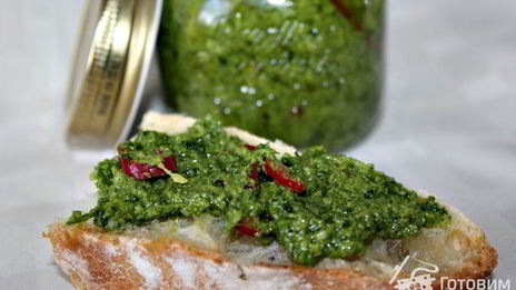 песто из зелени петрушки с перцем чили